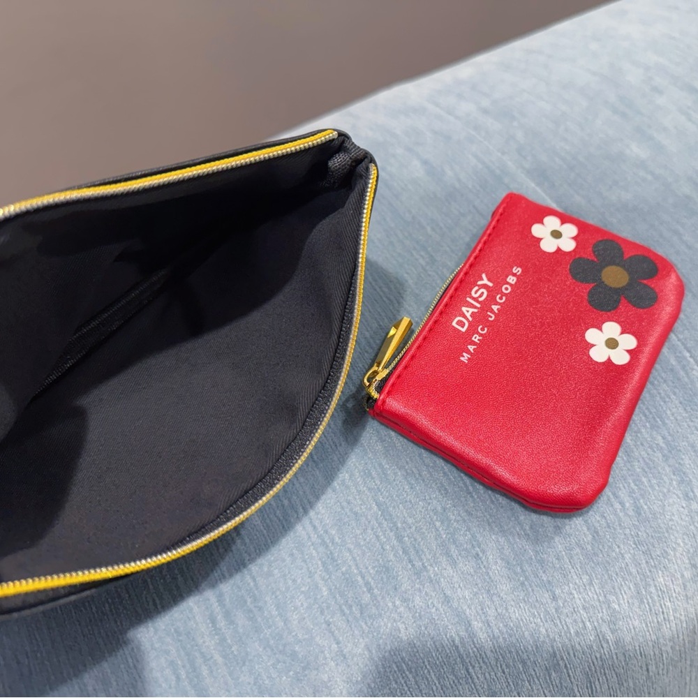 Marc Jacobs Daisy Pouch Set - Picture 2 of 2